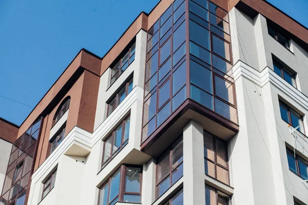 Moderne Appartementengebouwen Zonnige Dag Voorzijde Van Een Modern Appartementencomplex — Stockfoto