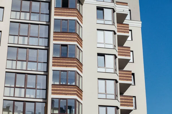 Moderne Mehrfamilienhäuser Sonnigen Tagen Fassade Eines Modernen Mehrfamilienhauses — Stockfoto