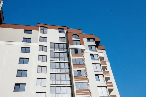 Moderne Mehrfamilienhäuser Sonnigen Tagen Fassade Eines Modernen Mehrfamilienhauses — Stockfoto