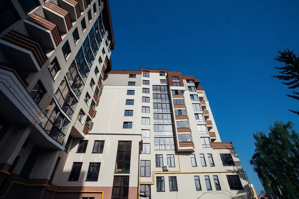 Moderne Appartementengebouwen Zonnige Dag Voorzijde Van Een Modern Appartementencomplex — Stockfoto