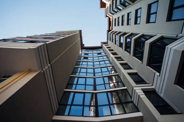 Güneşli Bir Günde Modern Apartman Binaları Modern Bir Apartmanın Cephesi — Stok fotoğraf