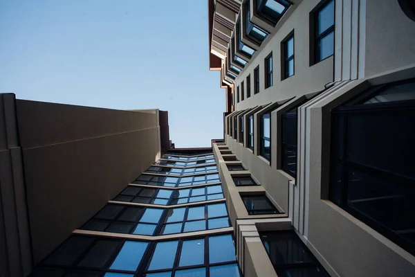 Moderna Hyreshus Solig Dag Fasad Modern Lägenhetsbyggnad — Stockfoto