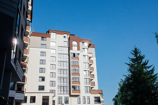 Nowoczesne Budynki Mieszkalne Słoneczny Dzień Fasada Nowoczesnego Apartamentowca — Zdjęcie stockowe