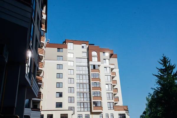 Nowoczesne Budynki Mieszkalne Słoneczny Dzień Błękitnym Niebem Fasada Nowoczesnego Apartamentowca — Zdjęcie stockowe