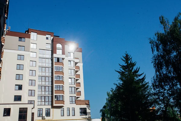 Moderne Appartementengebouwen Zonnige Dag Met Een Blauwe Lucht Voorzijde Van — Stockfoto