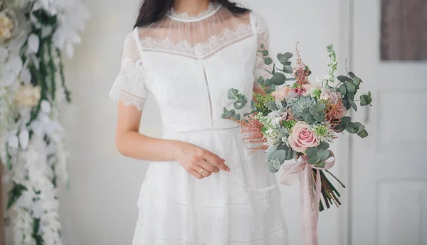 結婚式の花束を持っている花嫁 切り取られたセクション — ストック写真