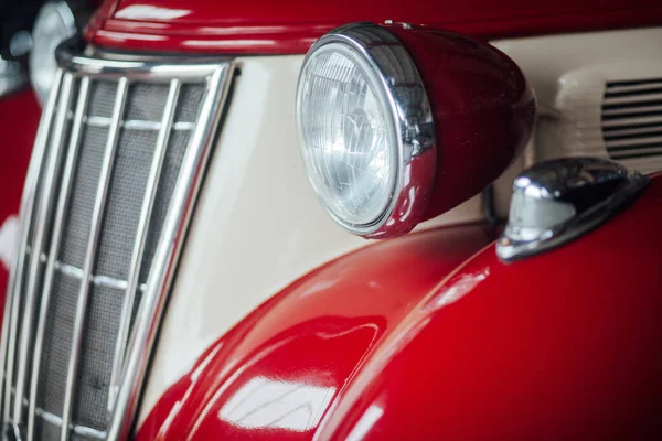 Retro araba detayları, garaja yakın çekim. 