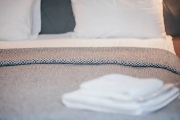 Closeup Towels Bed Cozy Bedroom Modern Design — Zdjęcie stockowe