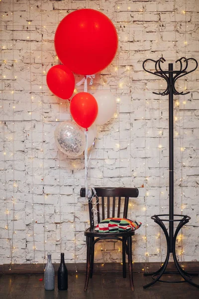 Деревянное Кресло Большие Красочные Воздушные Шары Фоне Стены Белого Кирпича — стоковое фото