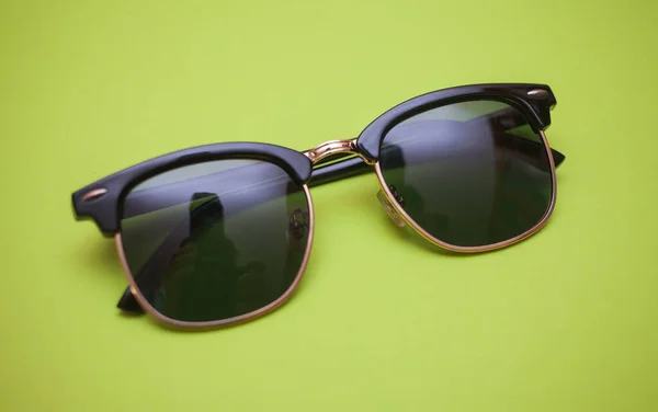 Γυαλιά Ηλίου Shutter Πράσινο Φόντο Closeup — Φωτογραφία Αρχείου
