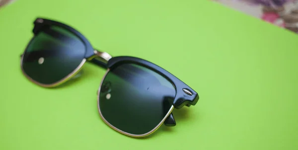 Shutter Odcienie Okulary Przeciwsłoneczne Zielonym Tle Zbliżenie — Zdjęcie stockowe
