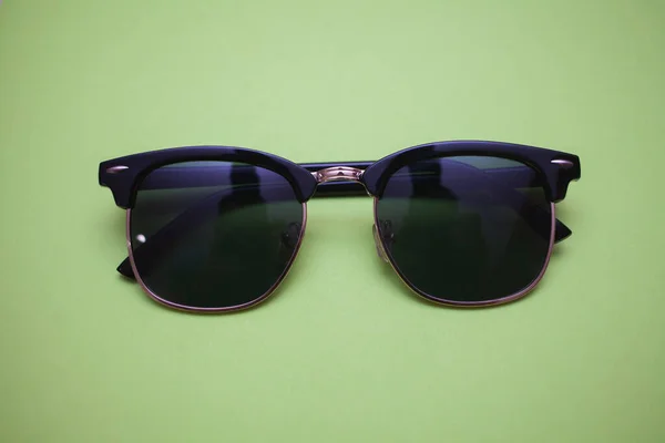 Shutter Schattiert Sonnenbrille Auf Grünem Hintergrund Nahaufnahme — Stockfoto