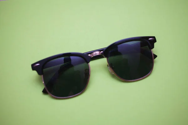 Stores Obturateurs Lunettes Soleil Sur Fond Vert Gros Plan — Photo