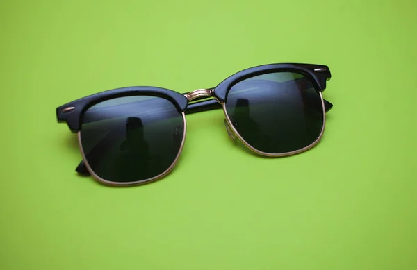 Shutter Odcienie Okulary Przeciwsłoneczne Zielonym Tle Zbliżenie — Zdjęcie stockowe