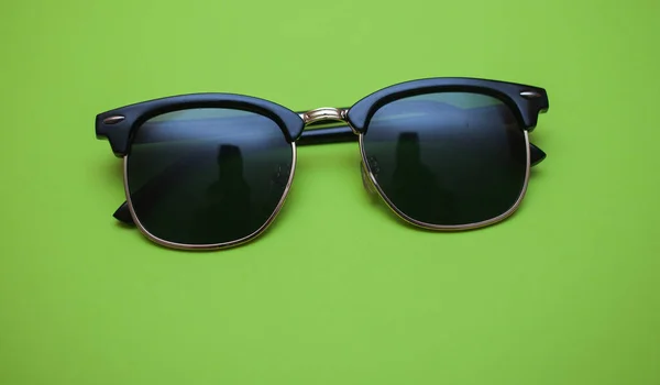 Stores Obturateurs Lunettes Soleil Sur Fond Vert Gros Plan — Photo