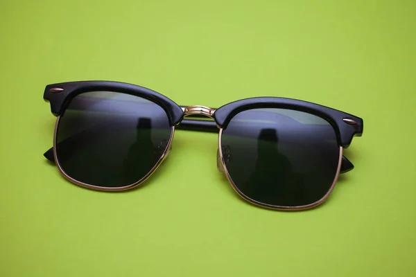 Stores Obturateurs Lunettes Soleil Sur Fond Vert Gros Plan — Photo