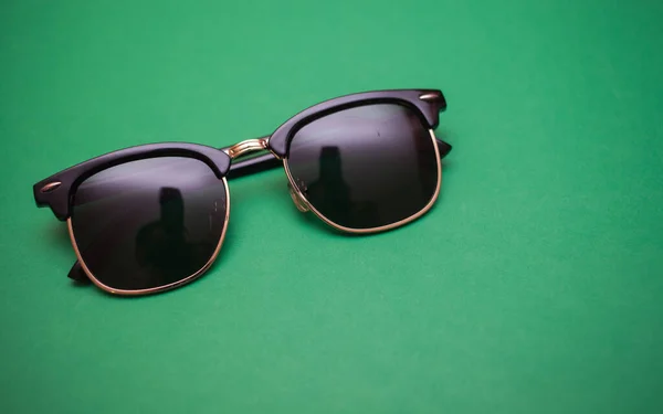 Shutter Schattiert Sonnenbrille Auf Grünem Hintergrund Nahaufnahme — Stockfoto