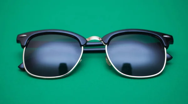 Sombras Obturador Gafas Sol Sobre Fondo Verde Primer Plano — Foto de Stock