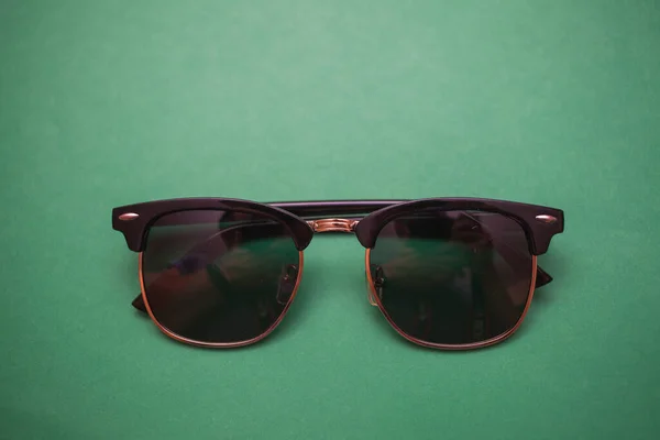 Slutare Nyanser Solglasögon Grön Bakgrund Närbild — Stockfoto