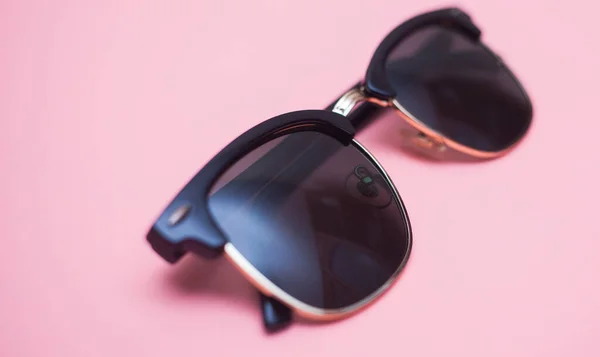 Shutter Verfärbt Sonnenbrille Auf Rosa Hintergrund Nahaufnahme — Stockfoto