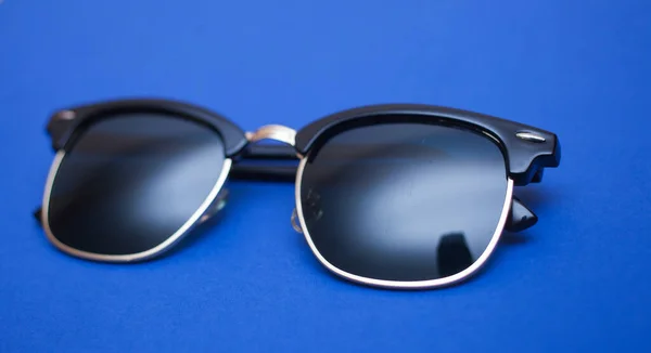 Odcienie Migawki Okulary Przeciwsłoneczne Niebieskim Tle Zbliżenie — Zdjęcie stockowe