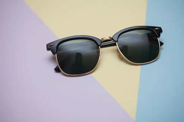 Sonnenbrillen Mit Shutter Farben Haben Einen Lebendigen Hintergrund — Stockfoto