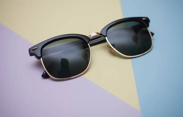 Sonnenbrillen Mit Shutter Farben Haben Einen Lebendigen Hintergrund — Stockfoto