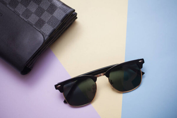 Солнечные очки имеют яркий фон