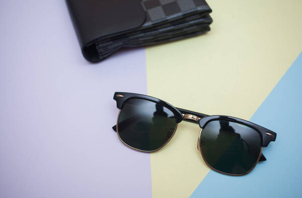 Солнечные очки имеют яркий фон