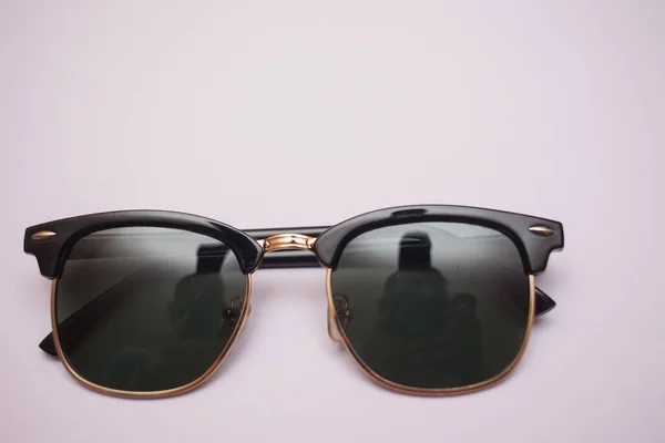 Okulary Przeciwsłoneczne Odizolowane Białym Tle Zbliżenie — Zdjęcie stockowe