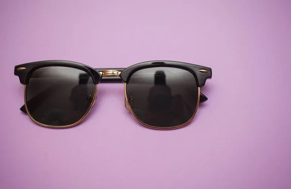 Shutter Schattiert Sonnenbrille Auf Lila Hintergrund Nahaufnahme — Stockfoto