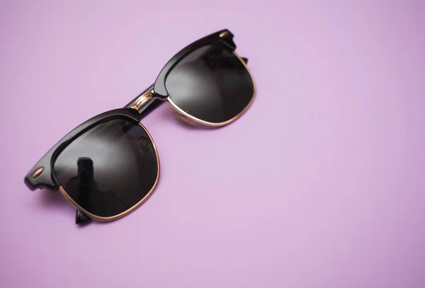 Okulary Przeciwsłoneczne Odcieniach Migawki Fioletowym Tle Zbliżenie — Zdjęcie stockowe