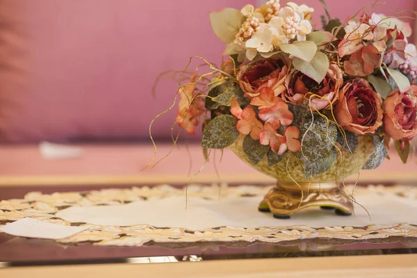 Modern apartman içinde bir buket çiçek. 