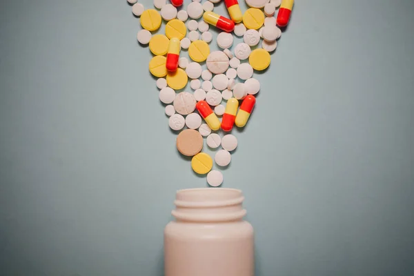 Sortiment Farmaceutické Medicíny Pilulky Tablety Tobolky Lahvička Modrém Pozadí — Stock fotografie