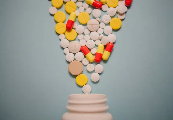 蓝色背景的药物药片 胶囊和药瓶 — 图库照片