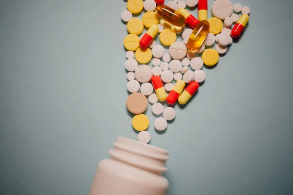 Válogatott Gyógyszerészeti Gyógyszer Tabletták Tabletták Kapszulák Üveg Kék Alapon — Stock Fotó