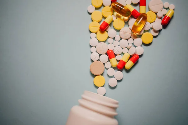 Surtido Píldoras Medicamentos Farmacéuticos Tabletas Cápsulas Frasco Sobre Fondo Azul — Foto de Stock