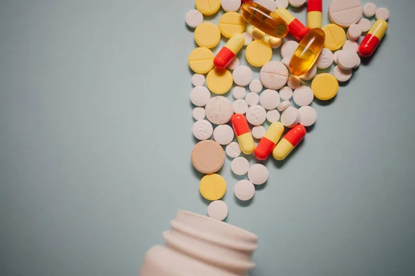 Válogatott Gyógyszerészeti Gyógyszer Tabletták Tabletták Kapszulák Üveg Kék Alapon — Stock Fotó