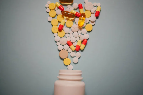 青色の背景に割り当てられた医薬品薬の丸薬 錠剤およびカプセルおよびボトル — ストック写真