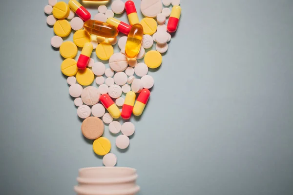 Surtido Píldoras Medicamentos Farmacéuticos Tabletas Cápsulas Frasco Sobre Fondo Azul —  Fotos de Stock
