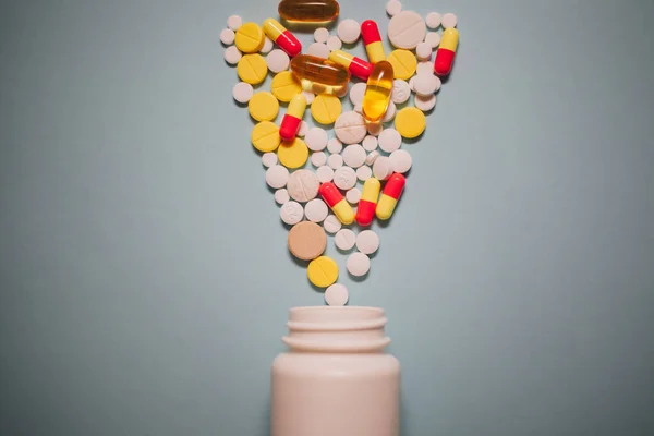 Pilules Comprimés Capsules Médicaments Pharmaceutiques Assortis Flacon Sur Fond Bleu — Photo