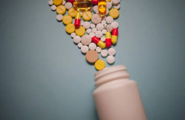 Surtido Píldoras Medicamentos Farmacéuticos Tabletas Cápsulas Frasco Sobre Fondo Azul — Foto de Stock