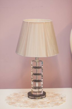 Rahat mobilyalarla modern iç mekanın ayrıntıları