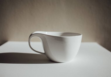 Beyaz bir arka plan üzerinde izole beyaz kupa