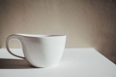 Beyaz bir arka plan üzerinde izole beyaz kupa