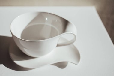 Beyaz bir arka plan üzerinde izole beyaz kupa