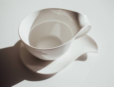 Beyaz bir arka plan üzerinde izole beyaz kupa