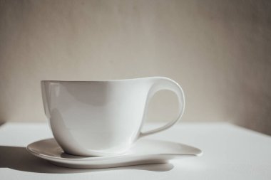 Beyaz bir arka plan üzerinde izole beyaz kupa