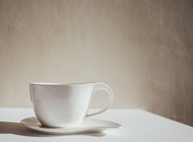 Beyaz bir arka plan üzerinde izole beyaz kupa