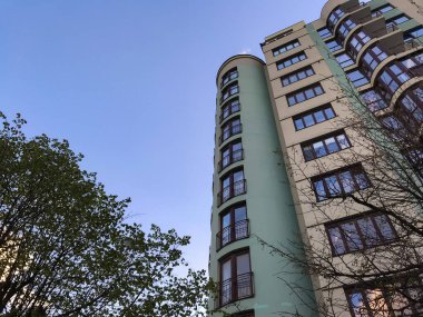 Yeni apartman, gündüz manzaralı. 